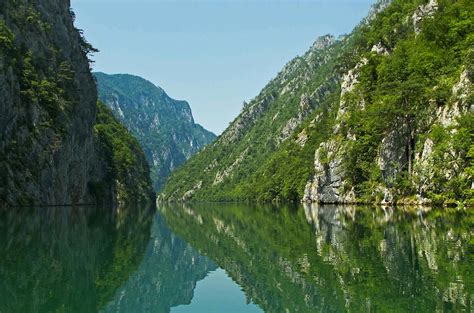 Okružujući planinu taru zelena rijeka drina napravila je veličanstven kanjon, koji doseže dubinu do 1000 m i slovi kao jedan od najljepših kanjona na svijetu. Chi viaggia impara: Immagini dal mondo: Serbia (F)