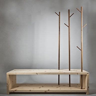 Wir holz » stilvolle design garderobe im modernen holzdesign garderobenleisten garderobenständer wandhaken garderobenknöpfe » jetzt online bestellen. Bild 1: Freistehende Garderobe aus Zirbe mit Nussbaum | Garderobe holz, Dekor, Diy möbel ideen