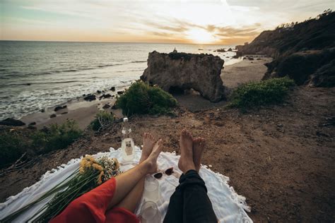 7 Romantic Things To Do For A Lovely Beach Date • Beach Brella