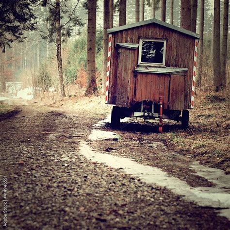 Alter Bauwagen Aus Holz Steht Im Wald Stock Photo Adobe Stock