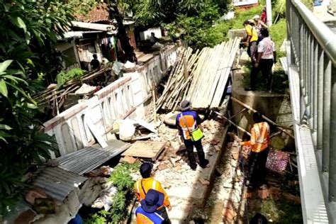 Kai Daop 3 Cirebon Tertibkan Bangunan Liar Sekitar Jalur Rel Antara News