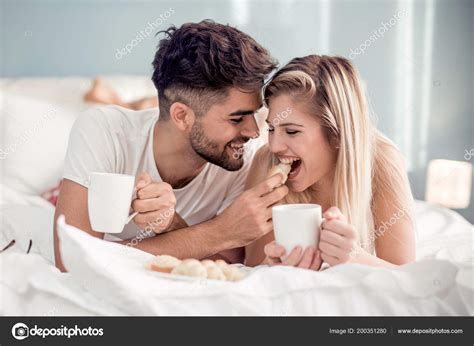 Симпатичная Пара Завтракает Постели Спальне стоковое фото ©ivanko1980