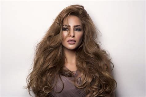 أثار مقطع فيديو يصور ما بدا عملية قتل فتاة قاصر في محافظة الحسكة بسوريا دعوات لتطبيق قوانين تحمي النساء من العنف. » أجمل عارضات الكويت تصدم الجمهور بصورها قبل عمليات التجميل