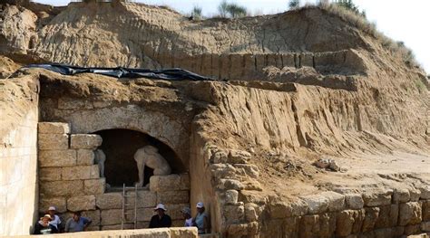 Skeleton Discovered In Alexander The Great Era Tomb In Amphipolis May