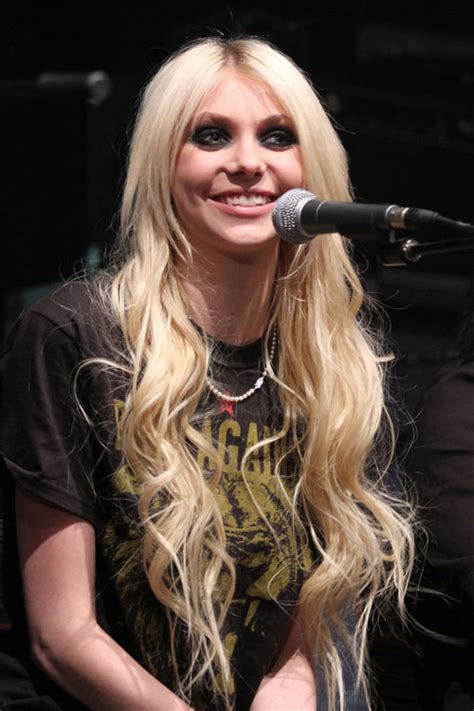 Taylor Momsen Wavy Golden Blonde Hairstyle Steal Her Style