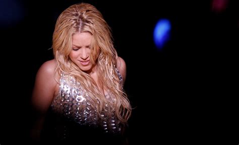 the hidden meaning behind shakira s tongue gesture at the super bowl 2020 language trainers