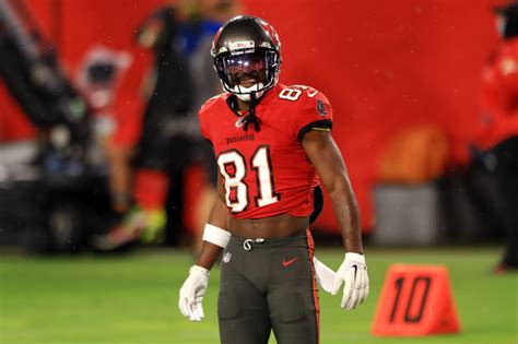 Bucs antonio brown was thrown out of practice following a one on one drill with titans cb chris jackson. PHOTOS: First look at Antonio Brown in a Bucs uniform