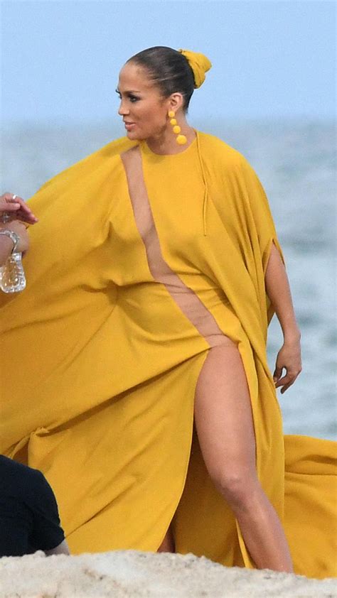 Jennifer Lopez Se Olvidó De La Ropa Interior Y Lució Un Sexy Vestido Amarillo Fotos