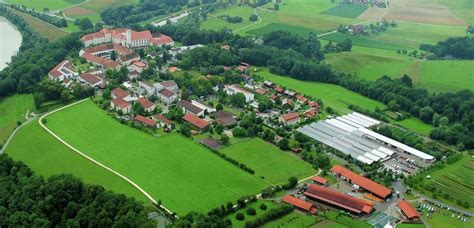 Die kleinen kunstführer erscheinen zu einzelnen kirchen, klöstern, schlössern, burgen, kunstlandschaften, städten und museen im abendländischen kulturraum und. Arbeitgeber: Stiftung Attl