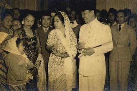 13 Foto Asli Dan Kisah Cinta Soekarno Fatmawati