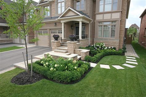Gorgeous garden and front yard landscaping ideas that help highlight the beauty and architectural features your house. House entrance garden ideas landscapinghow to handle a ...