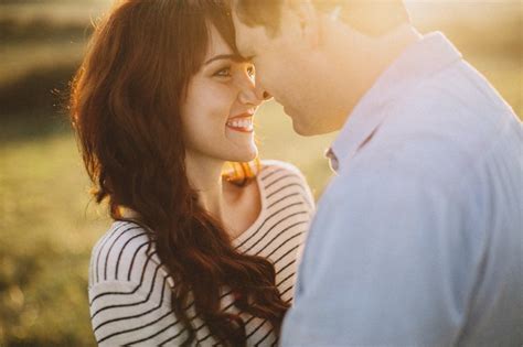 Dalam berbagai karyanya ia selalu memanjatkan rasa syukur atas semua yang ia miliki. 15 Quotes Cinta Dari Tere Liye yang Menenangkan. Kegalauanmu Bisa Hilang!