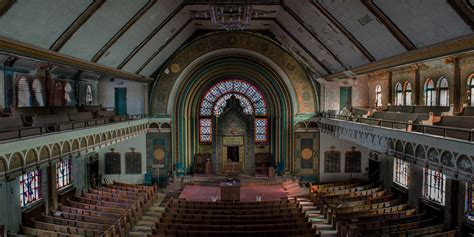 This Abandoned Chicago Synagogue Is Hauntingly Stunning Even As It