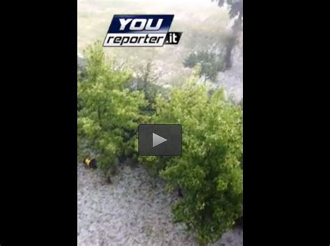 #grandine e #maltempo in #abruzzo la situazione a #pescara pochi minuti fa immagini anche da #montesilvano e #giulianova temperature scese di oltre 10 gradi. Grandine Emilia-Romagna: tempesta in provincia di Parma ...