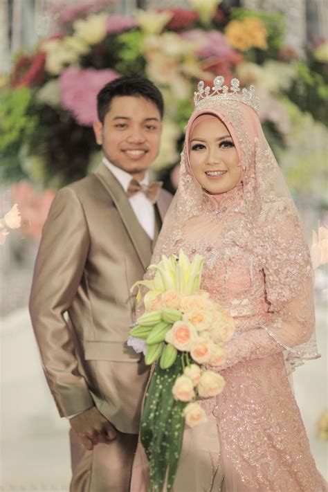 Trend model kebaya pengantin terpopuler dari akad nikah sampai dengan resepsi baik yang muslim lengkap dengan gaya hijab sampai dengan. Elegant Pink Kebaya Pernikahan Muslimah Sherlynda & Dana ...