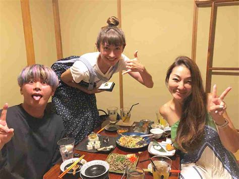 May 10, 2021 · 山田は、弟でタレントの山田親太朗（34）の投稿した写真をリポストする形で、自身と弟の幼少期に母と一緒にいる写真を掲載。その前の投稿では、現在の母の姿を公開。昔も今も、ミニ丈のパンツで美脚が際立っている。 山田優、弟・山田親太朗と沖縄料理屋へ 仲良し姉弟ショットに ...