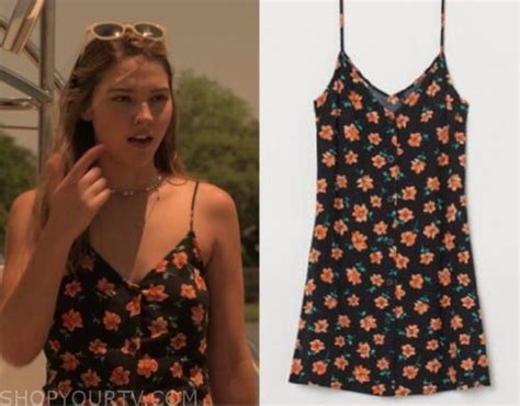 Sarah Cameron Fashion Clothes Style And Wardrobe Worn On Tv Shows