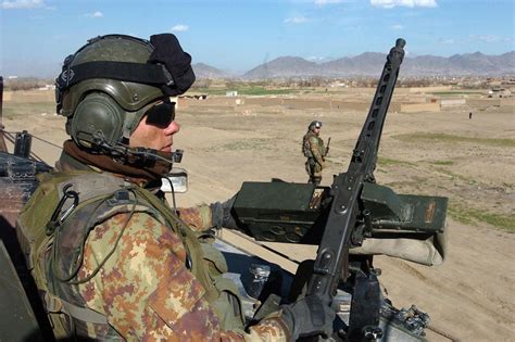 Ordigno In Afghanistan Feriti Due Soldati Italiani Lettera43