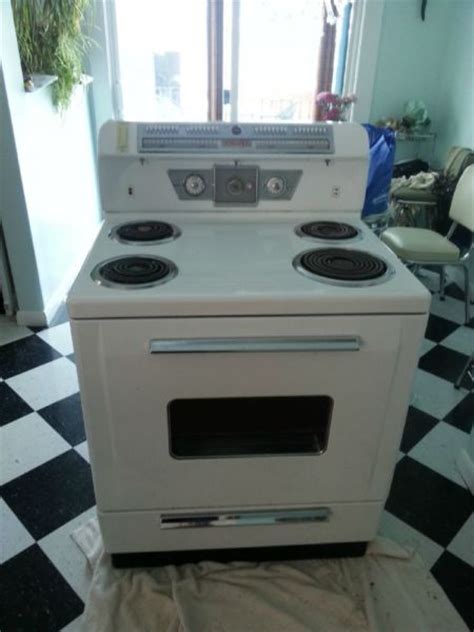 Amazing gallery of interior design and decorating ideas of viking range in kitchens by elite interior designers. Vintage VIking (GE) pushbutton stove (Canada)