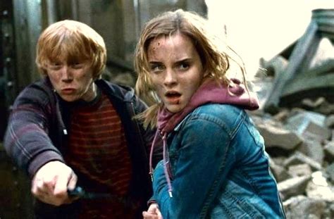 Ron And Hermione Battles At The Entrance Courtyard Harry Potter
