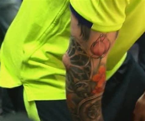 08 julio de 2015 * te recomendamos estos vídeos: El nuevo tatuaje de Messi en el brazo derecho.