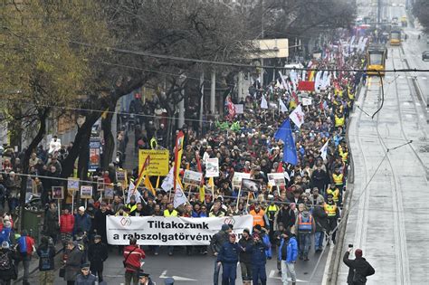 Demonstráció budapest 2019.02.10.a miniszterelnök év értékelése napján. Élő közvetítés - A rabszolgatörvény ellen tüntettek ...