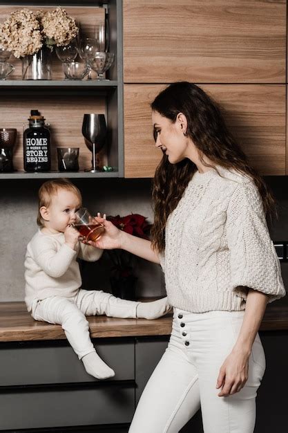 Madre E Hija Están Bebiendo Una Taza De Té En La Cocina Maternity Mon Y