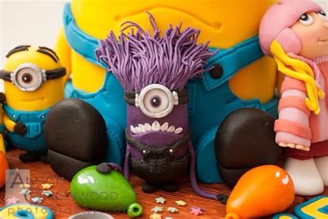 Sophies Minions Decorated Cake By The Hobby Baker Cakesdecor