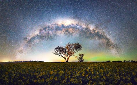 Star struck - Amazing photographs of the milky way over Austrailla - Caters News Agency