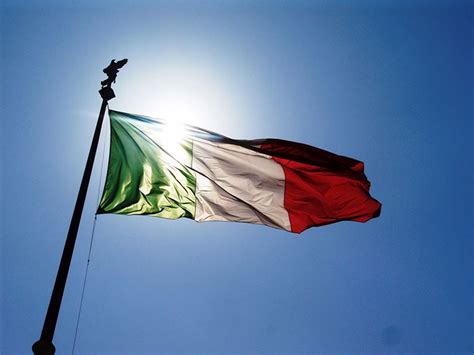 Tutti conoscono praticamente a memoria i colori della bandiera italiana (italian flag in inglese) e la loro disposizione. Bandiera Italia - Su Misura