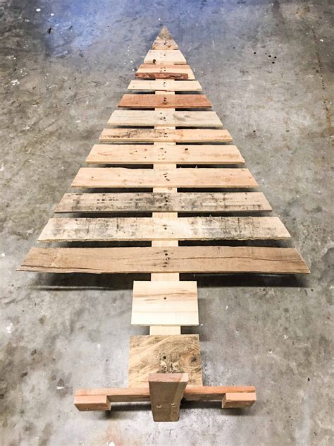 How To Build A Diy Pallet Christmas Tree Building Our Rez Pallet