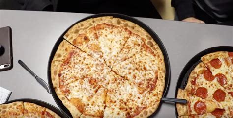 Chuck E Cheese Conspiracy Theory Explained Pizza Photos