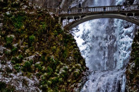 9 Photos Of Portlands Frozen Multnomah Falls
