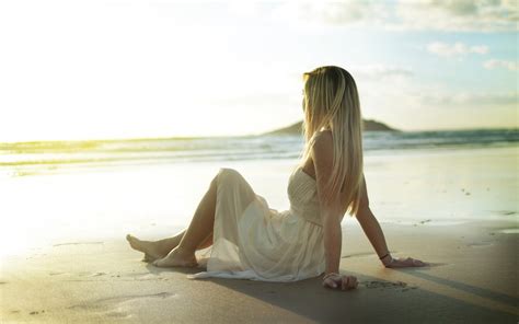 Hintergrundbilder Sonnenlicht Modell Blond Sand Sitzung Strand Morgen Emotion