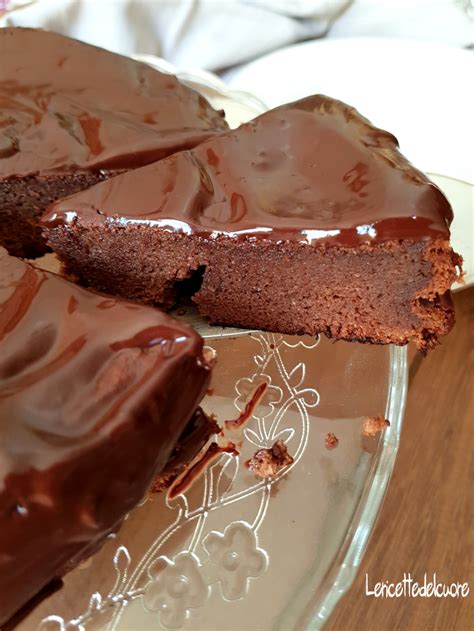 Mettiamo da parte gli albumi mettendoli in una ciotola. Torta morbida al cioccolato ricetta con e senza bimby, ricetta golosa