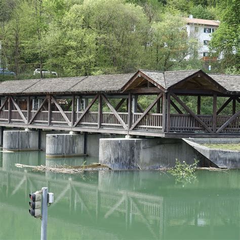 Wolfratshausen besteht neben der altstadt aus den stadtteilen weidach, nantwein, farchet und waldram und hat rund 19.000 einwohner. wolfratshausen | deutschland | kastenmühlwehr ...