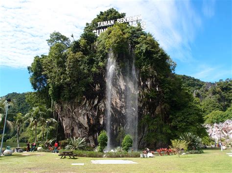 Taman langit ini merupakan wisata yang berada di komplek gunung banyak. Gunung Lang Ipoh - menarikdi.com