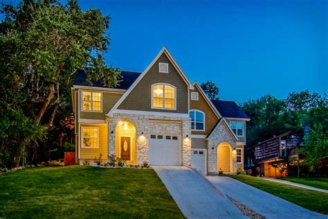 Comparing home siding options for materials and styles | quality exterior renovation and home remodeling ideas and inspiration on a budget for your dream home. Top 6 Exterior Siding Options | HGTV