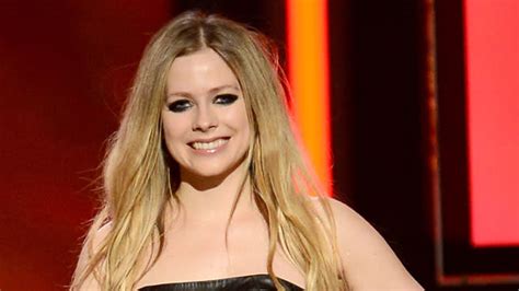 Avril Lavigne Rebuts Hilarious Rehab Rumors
