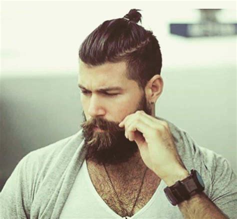 In this men's guide, you will discover the ways to properly style an oblong face shape. Man bun hairstyle