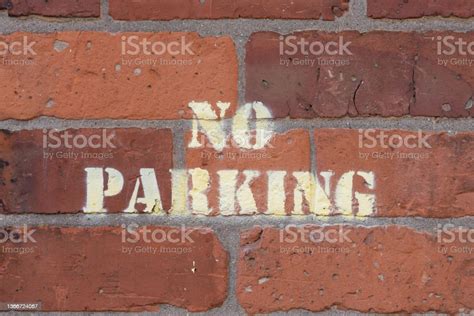 빨간 벽돌 벽에 스프레이 된 주차 표지판없음 금지됨에 대한 스톡 사진 및 기타 이미지 iStock
