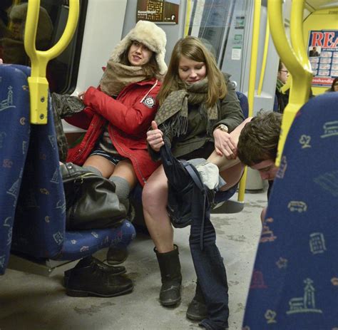 „no Pants Subway Ride“ Unten Ohne In Der U Bahn Aber Mit Haltung Welt