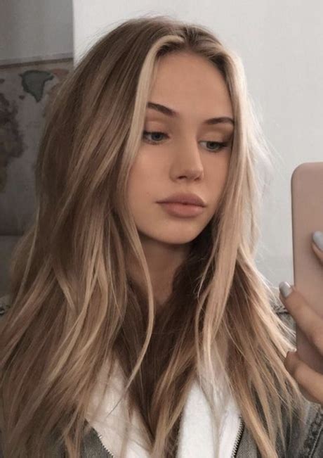 Given johansson's normally dark blond hair. Donkerblond lang haar
