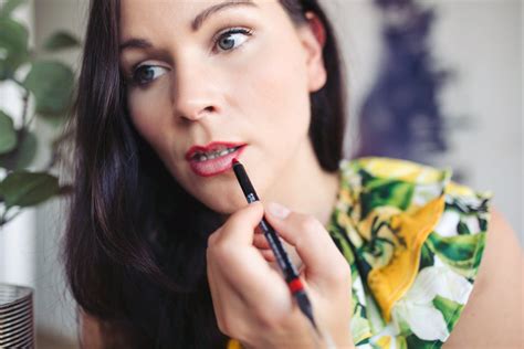 lippenstift auftragen lippenstift länger haltbar machen sommer lippenstifte kleidermaedchen