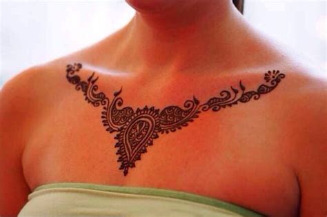 The henna tattoo design covering her entire chest with the small dots in between. Henna ️ | Henna neck, Henna tattoo designs, Henna chest