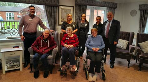 Laurence Robertson Mp Visits Tewkesbury Fields Care Home