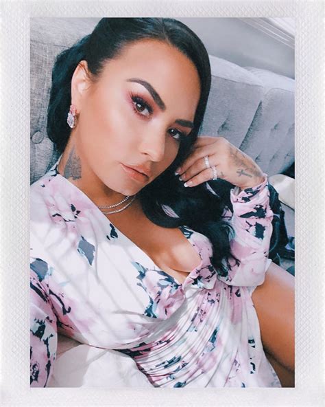 Demi Lovato surpreende fãs com nova tatuagem no pescoço Monet Celebridades