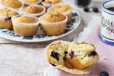 Sprinkle 1 tablespoon of flour over them and gently toss to coat. Blueberry Muffins Recipe | Odlums