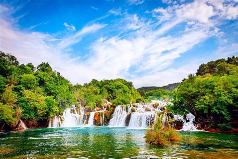 Die tosenden wasserfälle im nationalpark krka sind ein naturspektakel, das alljährliche unzählige der fluss krka durchströmt auf einer länge von 73 kilometern eine wild zerklüftete karstregion und. Kroatien Reiseführer 2018: Wasserfälle Krka - Ausflug ...