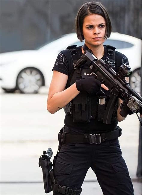 Pin By Fenny On Swat Female Cop Female Police Officers Police Women